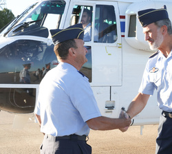 Su Majestad el Rey es recibido por el jefe de Estado Mayor del Ejército del Aire y del Espacio, general del Aire Javier Salto